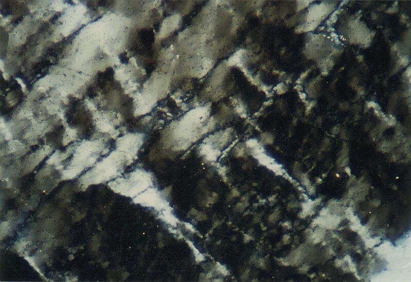 photomicrograph kink bands in quartz Rubielos de la Cérida impact