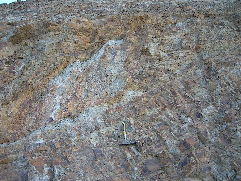 impact breccia dikes, concordant and discordant, in Paleozoic siltstones, Azuara impact structure