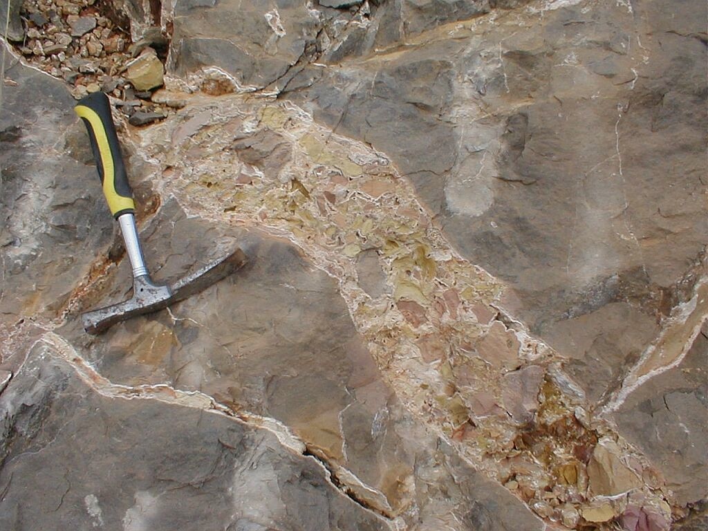impact breccia dike sharply cutting through triassic dolostone Rubielos de la Cérida impact basin, Spain