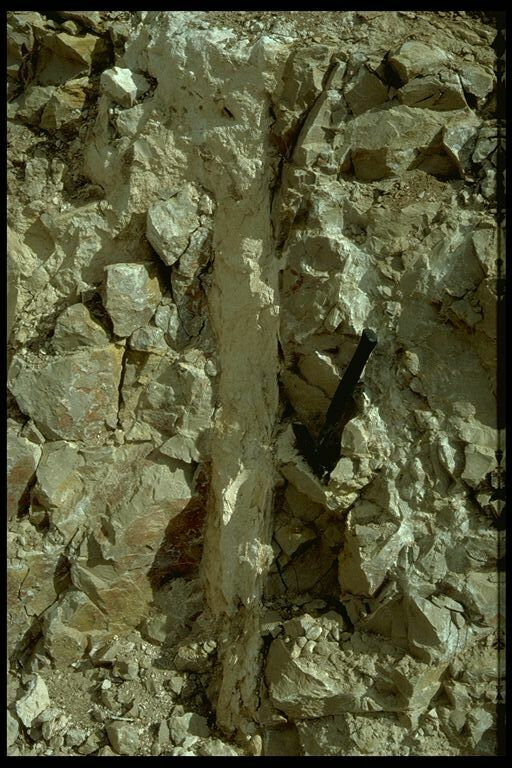 impact dike breccia cutting through Mesozoic limestone, near Ojos Negros, Rubielos de la Cérida impact basin rim
