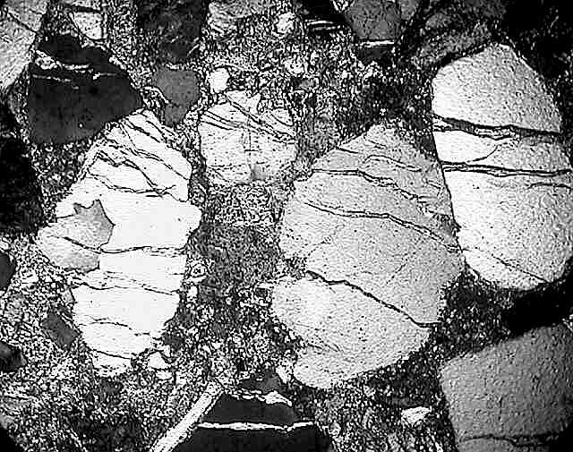 shocked quartz grains with subparallel open tensile spallation fractures, sandstone, Rubielos de la Cérida impact basin, Spain