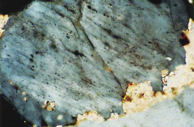 photomicrograph planar deformation features quartz sandstone Rubielos de la Cérida impact