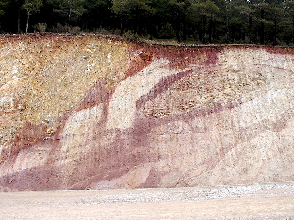 outcrop of peculiar structural setting in the Rubielos de la Cérida impact basin rim